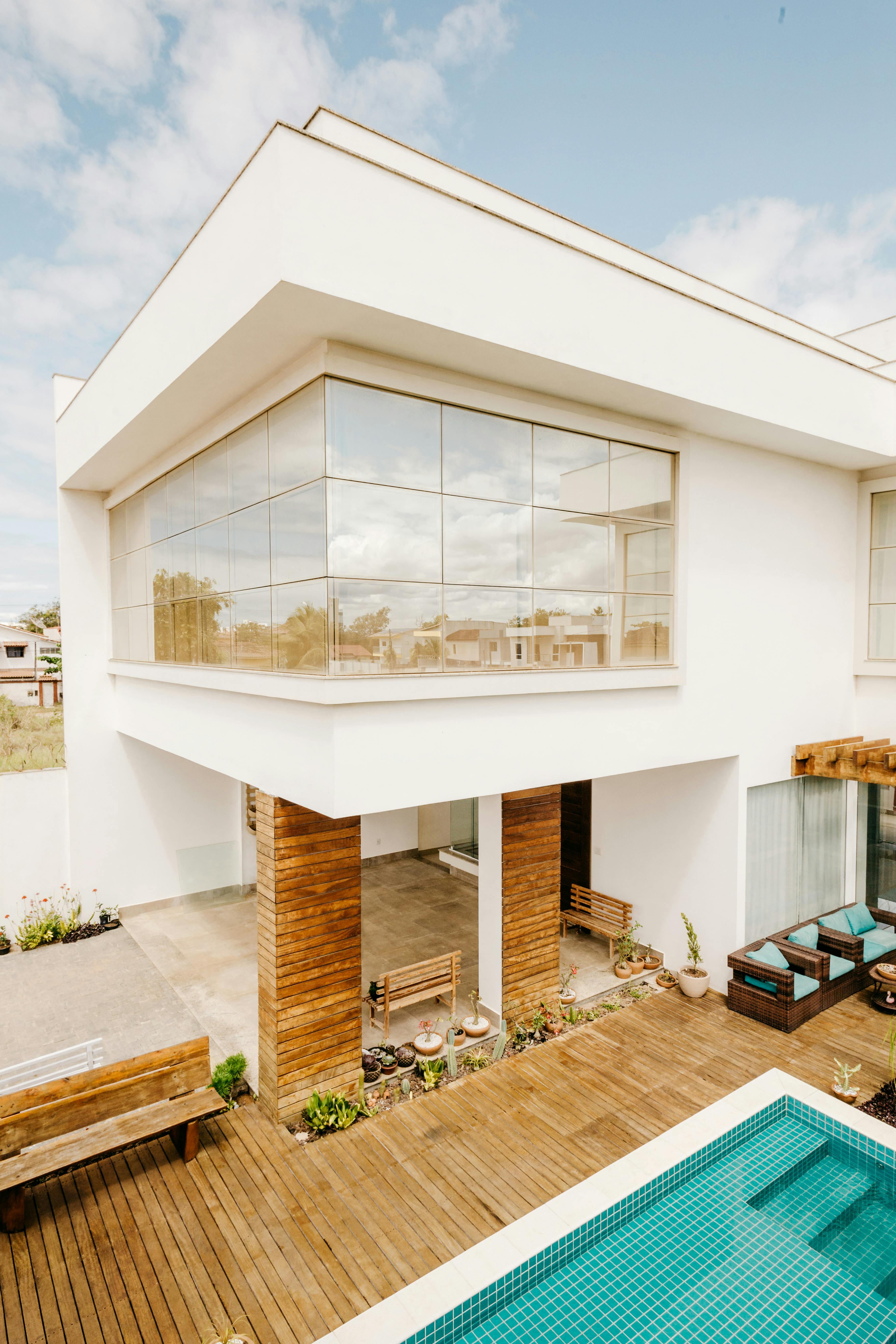 Villa moderna con piscina e grandi vetrate