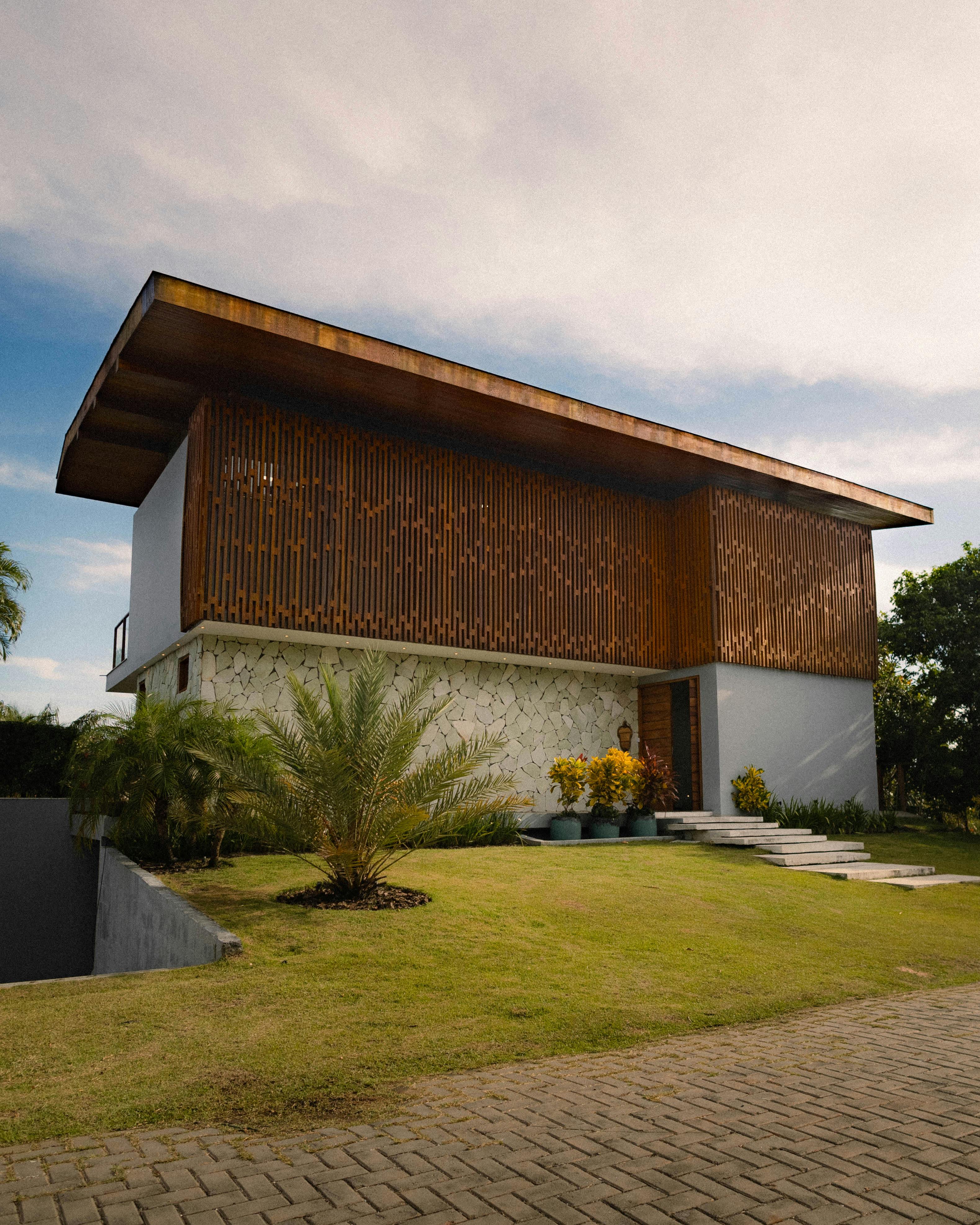 Villa contemporanea con rivestimenti in legno